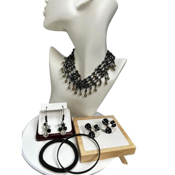 Jewelry set lot of 2 bracelets, chocker beaded necklace, Avon black and white ea - Picture 1 of 10